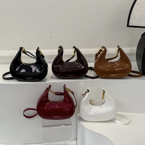 French Niche Glossy PU Leather Crescent Bag Retro Hobo Underarm Handbag With Gold Hardware For Women Fashion Commute