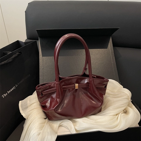 Dames Geplooide Bucket Bag Glanzend PU Leer Schoudertas Crossbody Niche Design Vintage Cloud Stijl Metalen Gesp