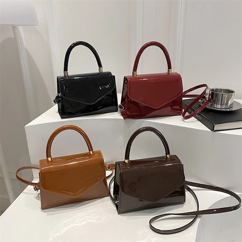 Borsa A Spalla Da Donna In Pelle Verniciata PU Lucida Con Patta A V Manico Superiore Accessori Dorati Borsa A Tracolla Chic