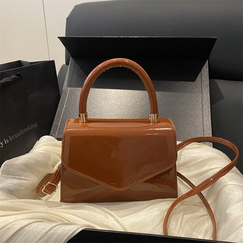 Borsa A Spalla Da Donna In Pelle Verniciata PU Lucida Con Patta A V Manico Superiore Accessori Dorati Borsa A Tracolla Chic