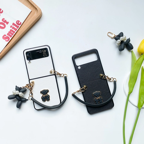 Funda Para Teléfono Plegable Con Textura Cuero Saffiano Oso Metal Correa De Mano Y Colgante Perla Artificial Perro Globo Lujo