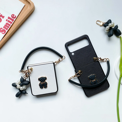 Funda Para Teléfono Plegable Con Textura Cuero Saffiano Oso Metal Correa De Mano Y Colgante Perla Artificial Perro Globo Lujo