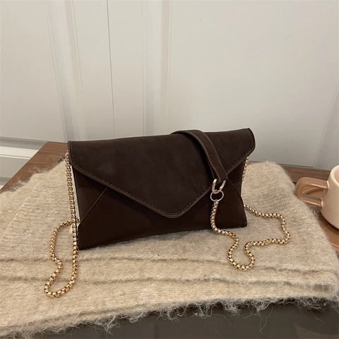 Damen Umschlag Umhängetasche Wildleder Textur PU Leder Minimalistische Retro Kleine Schultertasche Goldene Kette Magnetverschluss