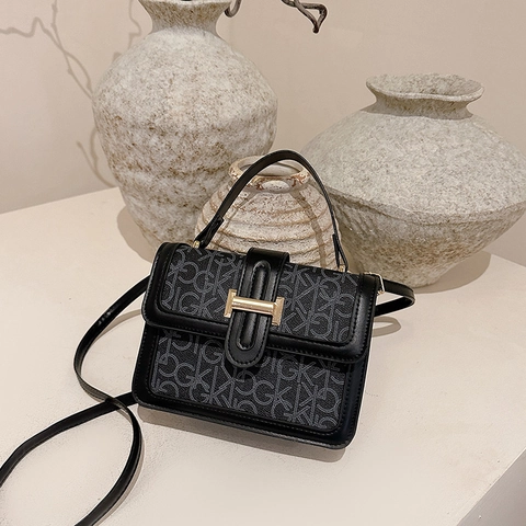 Vintage PU Schoudertas Monogram Gouden Gesp Flap Handvat Crossbody Tas Dames Elegant