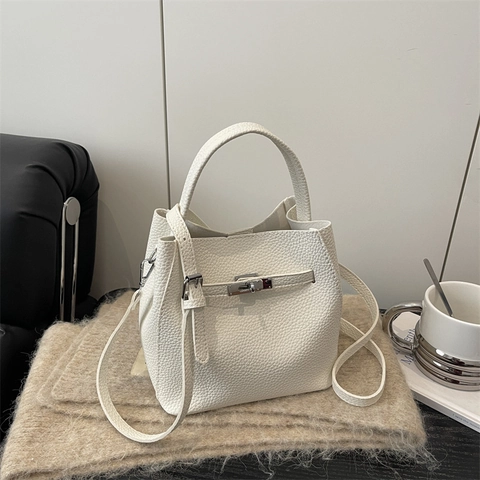 Schicke Eimer-Handtasche Aus PU-Leder Mit Litschi-Muster Silbernem Drehverschluss Verstellbarem Riemen Elegante Umhängetasche