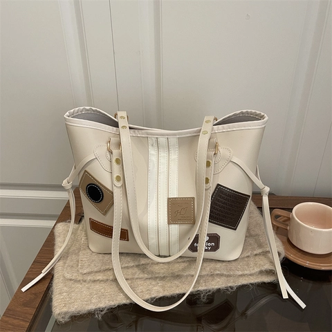 Women Large Capacity Retro Tote Bag PU Leather Shoulder Bag With Fashion Lucky Heart Patch Decor Underarm Commuter Bag