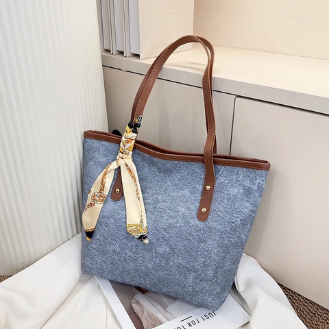 Bolso Tote de Cuero PU Minimalista Urbano para Mujer Con Pañuelo de Seda Decorativo Diseño de Remaches Gran Capacidad Bolso de Hombro