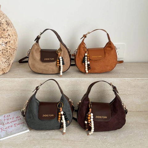 Borsa A Tracolla Retrò In Camoscio Giuntato Per Donna Con Ciondoli In Grani Di Legno Borsa Hobo Minimalista
