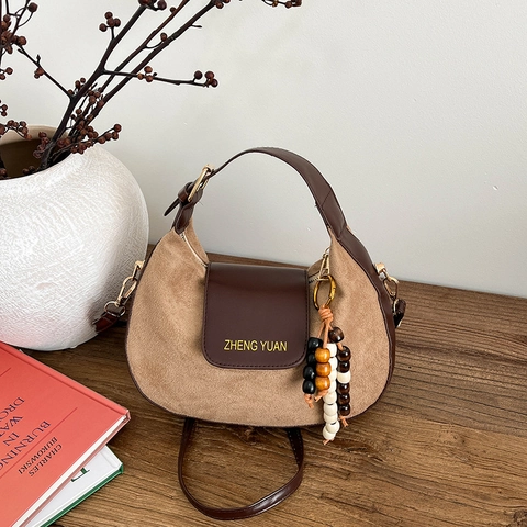 Borsa A Tracolla Retrò In Camoscio Giuntato Per Donna Con Ciondoli In Grani Di Legno Borsa Hobo Minimalista