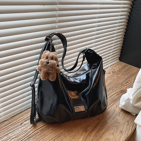 Retro Glanzende PU Leren Hobo Tas Voor Dames Grote Capaciteit Schoudertas Met Beer Hanger Stijlvol Chic