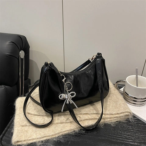 Glänzende PU-Leder Unterachseltasche Retro Halbmond Hobo Schultertasche Mit Schleifenanhänger Verstellbarem Riemen