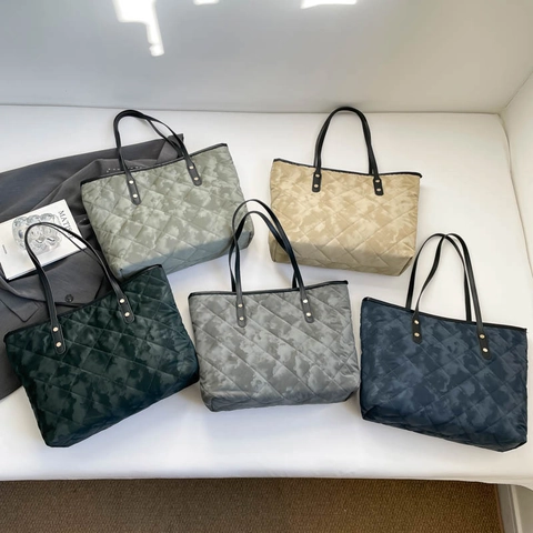 Gewatteerde Tote Tas Grote Capaciteit PU Leer Camouflage Print Schoudertas Gouden Klinknagels Voor Vrouwen