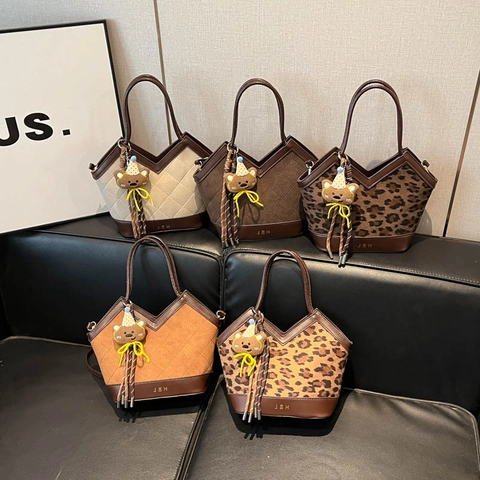 Sac Bandoulière Daim Femme Imprimé Léopard Crossbody Ouverture V Vintage Décontracté Sac Seau Avec Charmant Ours Peluche