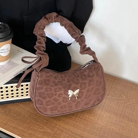Sac à Épaule Femme Imprimé Léopard en Cuir PU Poignée Froncée Décor Papillon en Métal Sac Sous le Bras Style Français Sac Baguette