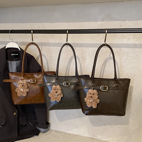 Vintage PU Leather Tote Bag Large Capacity Commuting Shoulder Handbag With Plush Charm For Women
