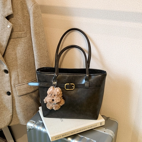 Vintage PU Leather Tote Bag Large Capacity Commuting Shoulder Handbag With Plush Charm For Women