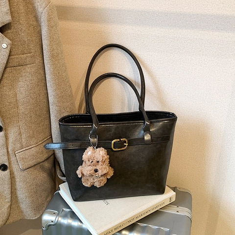 Sac Fourre-tout en Cuir PU Minimaliste Grande Capacité pour Femmes Avec Pendentif Ours en Peluche Sac à Bandoulière Retro