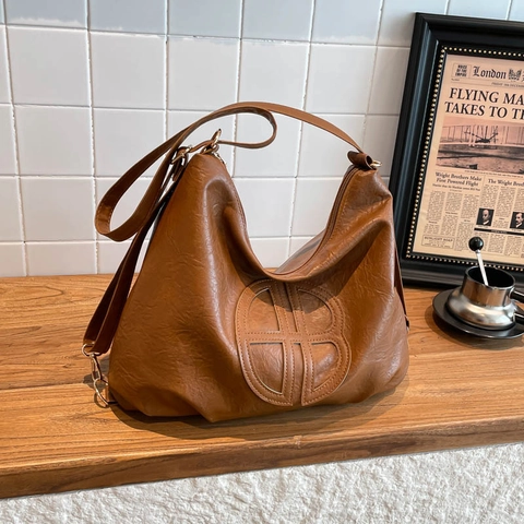 Retro PU Leather Hobo Shoulder Bag Large Capacity Commuter Tote For Women Simple Chic Embossed Logo Adjustable Strap