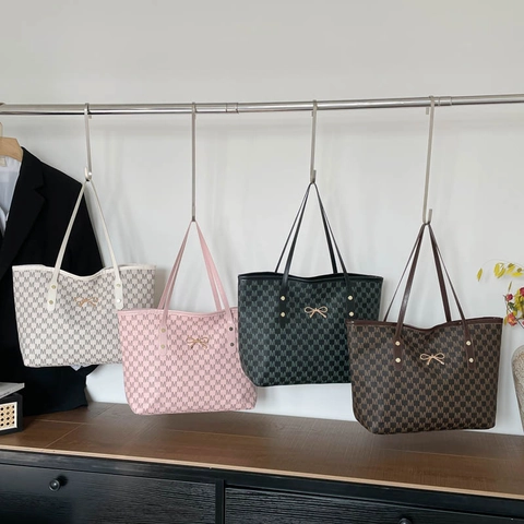 Sac Fourre-tout en Cuir PU de Grande Capacité pour Femmes Mode Impression de Lettre M Monogramme Sac à Bandoulière Avec Nœud Doré