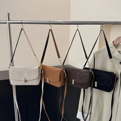 Sac À Épaule Vintage Cuir PU Femmes Avec Boucle Arachide Dorée Texture Mate Rétro Sac Baguette Avec Pendentif Peluche