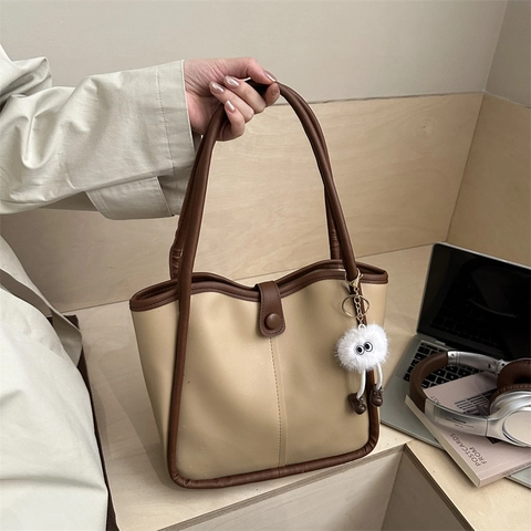 Borsa Tote In Pelle PU Retrò Da Donna Stile Maillard Vintage Grande Capacità Borsa A Spalla Con Ciondolo Mostro Di Peluche Casual