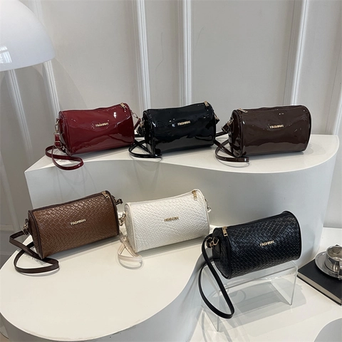 Damen Koreanische Webart Zylindertasche PU Leder Lack Umhängetasche Modische Zylindertasche Mit Metallbuchstaben