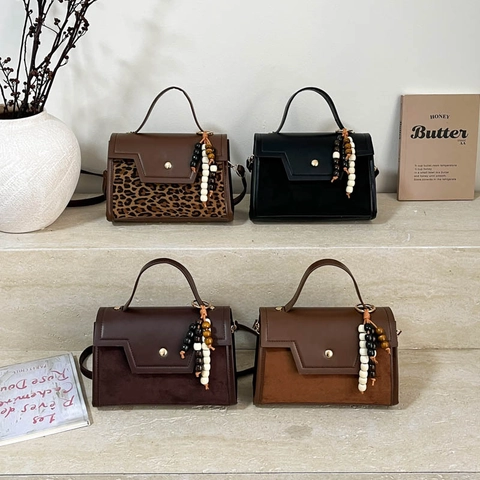 Vintage Splicing PU Leder Suede Schoudertas Voor Dames Retro Kleine Vierkante Crossbody Handtas Met Kralen Bedeltje