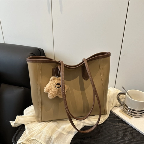 Borsa Tote Grande Capacità Retro Pelle PU Borsa A Tracolla Minimalista Stile Coreano Con Ciondolo Peluche Donna