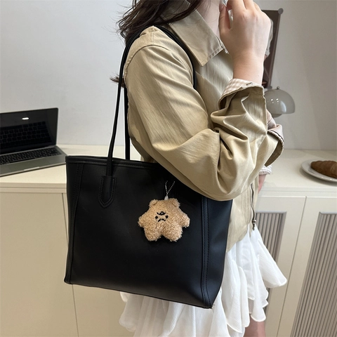 Borsa Tote Grande Capacità Retro Pelle PU Borsa A Tracolla Minimalista Stile Coreano Con Ciondolo Peluche Donna
