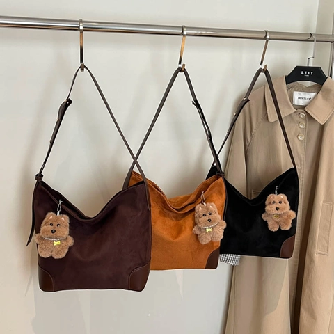 Dames Grote Capaciteit Schoudertas Tote Tas PU Leer Imitatiesuède Patchwork Woon-werkverkeer Handtas Met Pluchen Beer Hanger