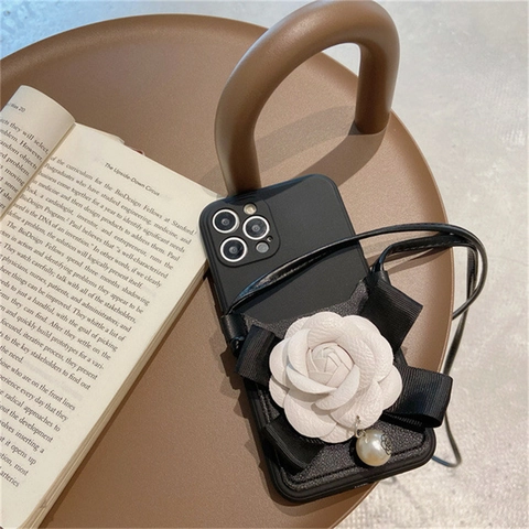 Coque De Téléphone Bandoulière Élégante Camélia Fleur 3D Cuir TPU Porte Carte Nœud Pendentif Künstliche Perle Artificielle Pour Femme