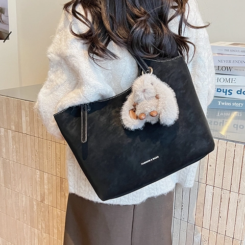 Bolso Tote De Gran Capacidad Cuero PU Mate Retro Simple Bolso De Hombro Para Mujer Con Accesorio De Colgante De Conejo De Peluche