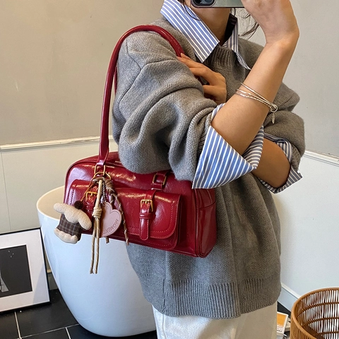 Sac À Épaule Femmes Vintage Cuir PU Brillant Sac Sous Les Aisselles Style Boston Rétro Avec Charmes Ours Et Coeur