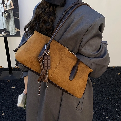Sac À Épaule Sous Le Bras En Cuir PU Suédé Rétro Pour Femmes Grande Capacité Style Minimaliste Avec Pendentif Chocolat
