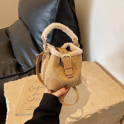 Mini Borsa A Secchiello Scamosciata E Lana Di Agnello Colore A Contrasto Vintage Tracolla Finiture Peluche Inverno