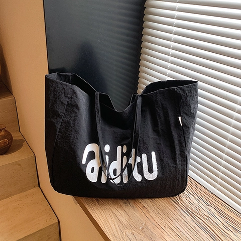 Borsa Tote Grande Capacità Tessuto Nylon Pieghettato Stampa Lettere Casual Pendolare Spalla Borsa Per Donne