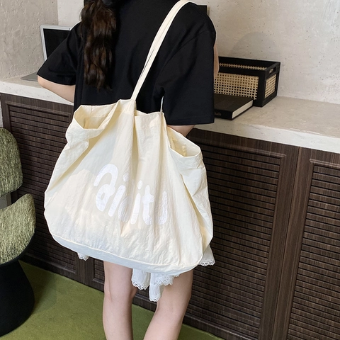 Borsa Tote Grande Capacità Tessuto Nylon Pieghettato Stampa Lettere Casual Pendolare Spalla Borsa Per Donne