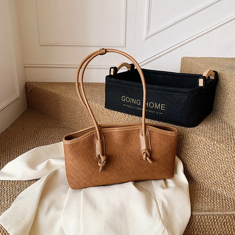 Gewebte PU-Leder Achseltasche Große Kapazität Schultertasche Mit Knotengurt Detail Für Frauen Schick