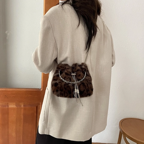 Damen Beuteltasche Mit Leopardenmuster Aus Kunstpelz Metallkette Strassquasten Und Kordelzug
