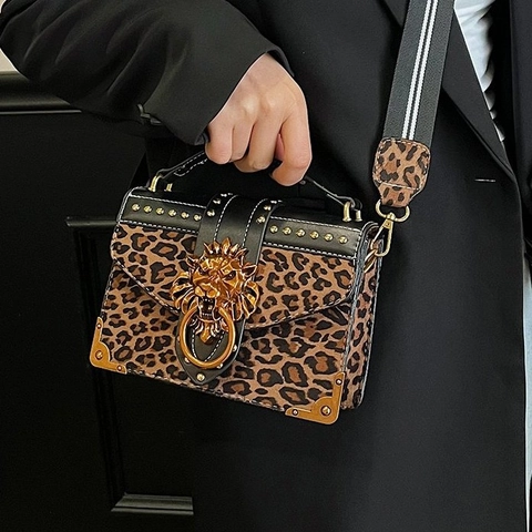Damen Leopard Wildleder Umhängetasche Vintage Löwenkopf Schnalle Nieten Schulter Handtasche Mit Gestreiftem Riemen