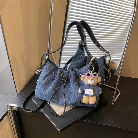 Denim Beuteltasche Mit Bärenanhänger Kordelzug Umhängetasche PU Lederbesatz Retro Lässige Mode Für Damen