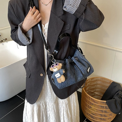 Denim Beuteltasche Mit Bärenanhänger Kordelzug Umhängetasche PU Lederbesatz Retro Lässige Mode Für Damen
