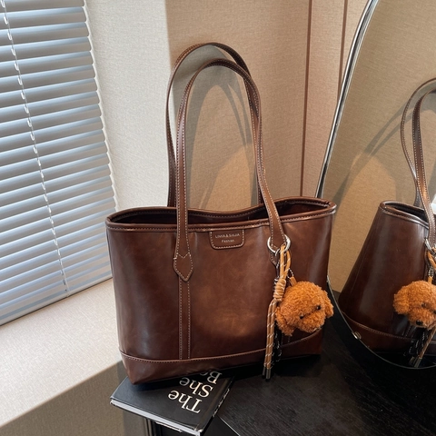 Bolso Tote De Cuero PU Retro Gran Capacidad Bolso De Hombro De Viaje Para Mujeres Con Colgante De Perro De Peluche Simple Moda