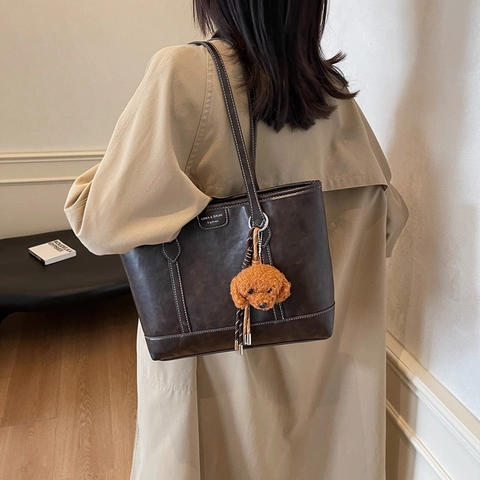 Bolso Tote De Cuero PU Retro Gran Capacidad Bolso De Hombro De Viaje Para Mujeres Con Colgante De Perro De Peluche Simple Moda