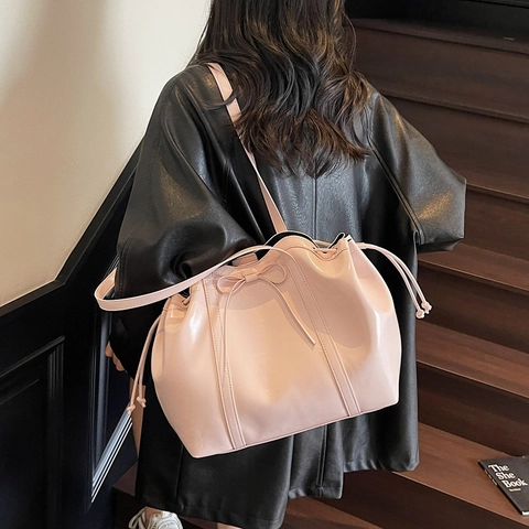 Borsa Tote In Pelle PU Lucida Vintage Coulisse Borsa A Secchiello Grande Capacità Moda Pendolare Per Donne Decorazione Fiocco