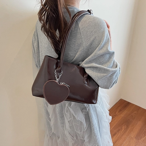 Bolso De Hombro Chic De Cuero PU Brillante Para Mujer Con Colgante De Corazón Mini Monedero Diario Tendencia Color Sólido