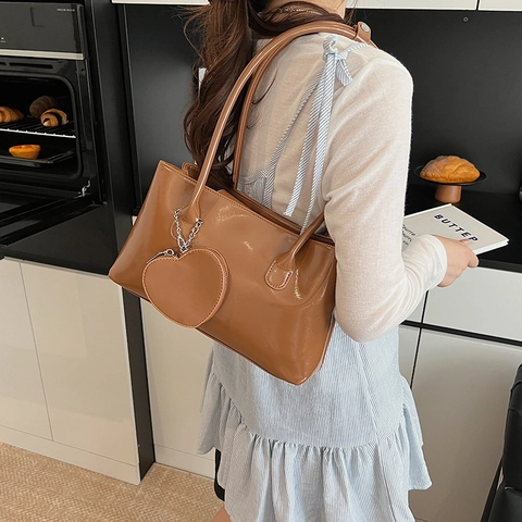Borsa Sottoascellare in Pelle PU Lucida Vintage Borsa a Spalla Minimalista Baguette Con Ciondolo a Cuore Stile Pendolare