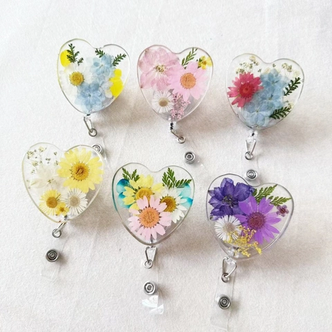 Porta Badge Retrattile Cuore Fiori Secchi Resina Clip Girevole Per Infermieri Medici Ufficio Insegnanti Floreale