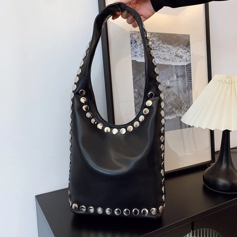 Retro PU Leder Hobo Tasche Mit Großen Silbernen Nieten Unterarm Schultertasche Für Damen Vintage Punk Stil