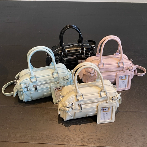 Damen Motorrad Boston Handtasche PU Leder Mehrere Reißverschlüsse Schnallenriemen Umhängetasche Mit Cartoon Kartenhalter Anhänger
